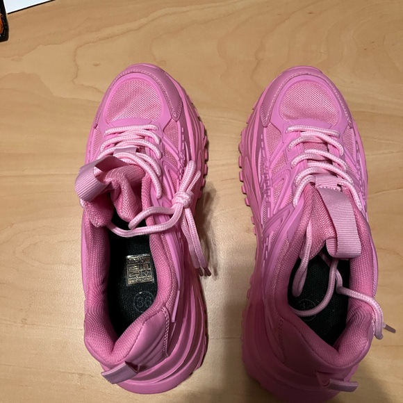 Pink tennis shoes - Picture 3 of 6